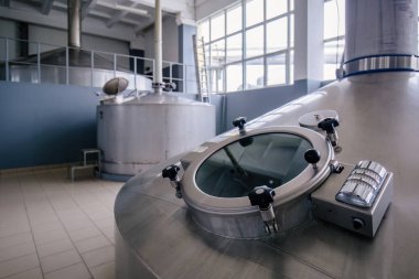 Modern bira fabrikasında bira fermantasyonu için çelik bir tank..