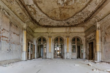 Büyük Prens Mikhail Nikolaevich Romanov 'un terk edilmiş eski sarayı. Peterhof 'daki Malikane Mikhailovka.