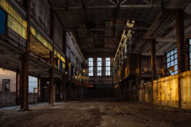 Büyük terk edilmiş sanayi salonu içi.