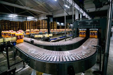 Plastik şişelere şişeleme ve paketleme üretim hattı.