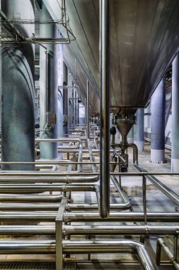 Modern bira fabrikasında fermantasyon için büyük endüstriyel paslanmaz çelik fıçılar..