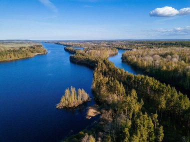 Ladoga Gölü, Karelia 'daki kayalık adaların hava manzarası.