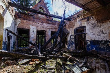 Tamamen yanmış eski bir malikane. Yangının ya da savaşın sonuçları, vs..