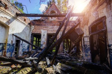 Tamamen yanmış eski bir malikane. Yangının ya da savaşın sonuçları, vs..