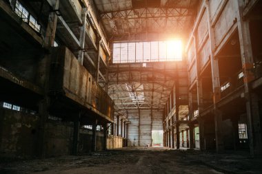 Büyük terk edilmiş sanayi salonu içi.
