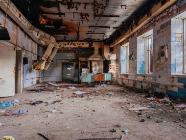 Kapalı fabrika kantin ya da restoranın terk edilmiş ve harap olmuş mutfağı..