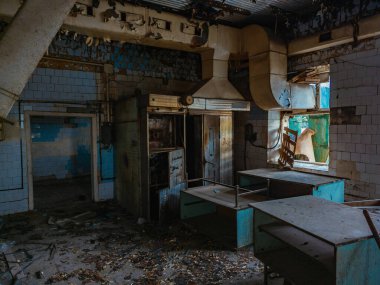 Kapalı fabrika kantin ya da restoranın terk edilmiş ve harap olmuş mutfağı..