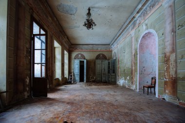 Eski görkemli terk edilmiş tarihi konak Pertovo-Dalnee, Moskova bölgesi.