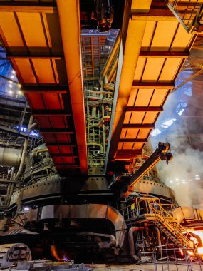 Metalurji fabrikasında büyük bir elektrikli fırın..