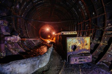 Paslı tramvay lokomotifli terk edilmiş eski metro tüneli..