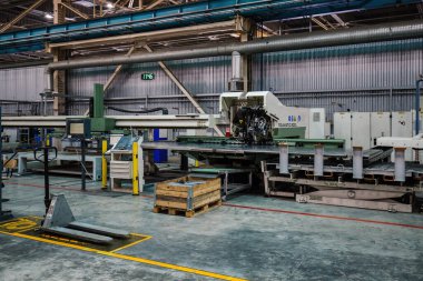 Metal fabrikasında modern CNC delme makinesi.