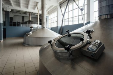 Modern bira fabrikasında bira fermantasyonu için çelik bir tank..