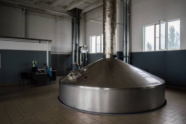 Modern bira fabrikasında mayalanmak için çelik tank..
