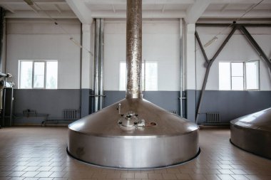 Modern bira fabrikasında mayalanmak için çelik tank..