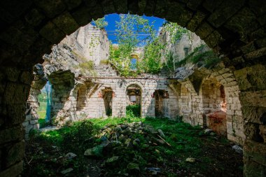 Kilisenin terk edilmiş kalıntıları.