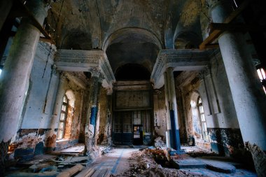 Eski terk edilmiş tarihi binadaki büyük salon..