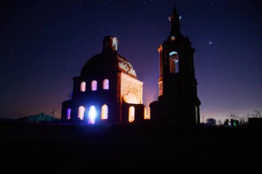 Yıldızlı gecede terk edilmiş eski bir kilise. Eski Oskol 'daki İşaret Kilisesi, Belgorod Oblastı.
