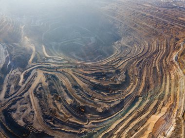 Madencilik ve işleme tesisinde maden ocağı açık, hava manzaralı..