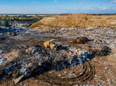 Çöp yığını, çalışan çöp kamyonu, buldozer, hava manzarası..