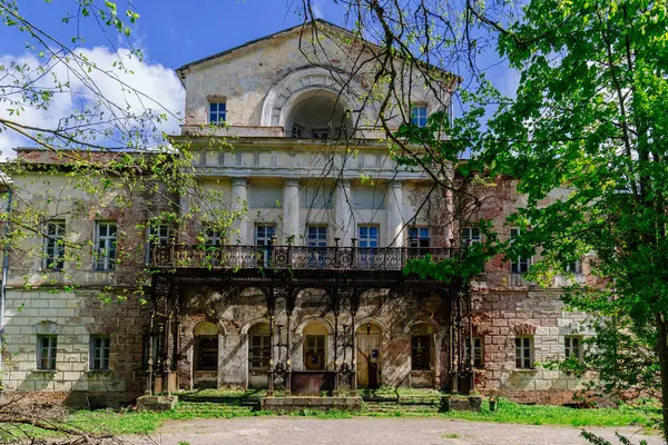 Eski harabe Baryshnikov malikanesi. Smolensk Oblastındaki Eski Aleksino Malikanesi.