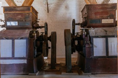 Eski un üretimi. Eski un değirmenindeki paten değirmenleri.