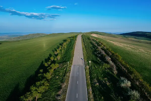 Yaz günü dağ yolu, insansız hava aracı manzarası..