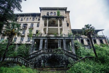 Eski terk edilmiş Sovyet demiryolu işçilerinin harabesi, Tskaltubo, Georgia.