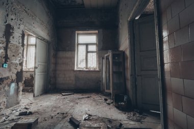 Eski, iğrenç, terk edilmiş hastane..