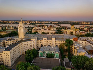 Gece Voronezh yazı. Güneydoğu demiryolunun yönetim kulesi.