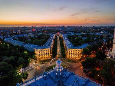 Akşam Voronezh şehri gün batımında, Mira Caddesi, hava manzaralı..