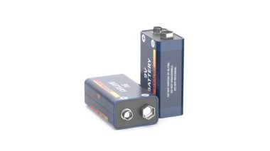 Beyaz arkaplanda iki adet 9V alkali pil.