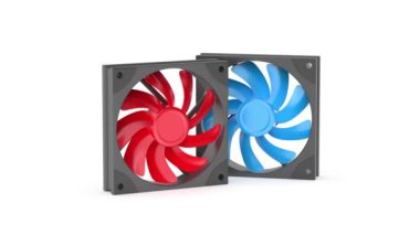 Beyaz arkaplanda kırmızı ve mavi bilgisayar vantilatörü