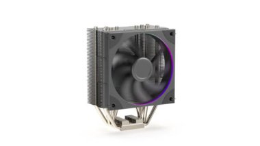 Yüksek performanslı bir CPU hava soğutucusunda dönen fan.