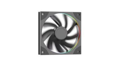 Beyaz arkaplanda dönen bilgisayar vantilatörü