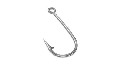 Beyaz arka planda parlak gümüş balık kancası