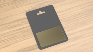 Tahta masadaki su toplamada altın hediye kartı.