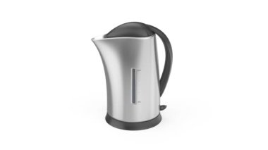 Beyaz arka planda gümüş elektrikli su ısıtıcısı