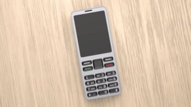 Ahşap masasında boş ekran olan gümüş cep telefonu.