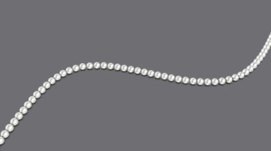 Gri arkaplanda, uzun inci bir kolyenin yakın çekimi. Kameranın boyu boyunca hareket ediyor.