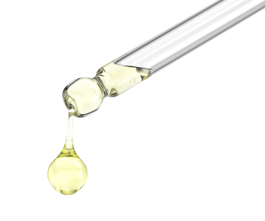 Pipetten sarı serum damlıyor, yakın plan.