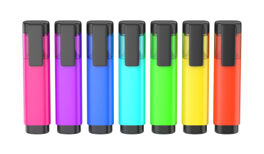 Şeffaf arkaplanda farklı renklerde yedi fosforlu satır