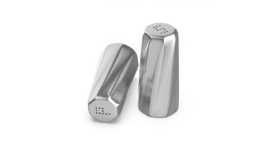 Gümüş tuzluk beyaz arka plan üzerinde