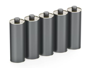 Beyaz arka planda zeytinyağı, motor yağı veya diğer sıvılar için beş adet yuvarlak teneke şişe.