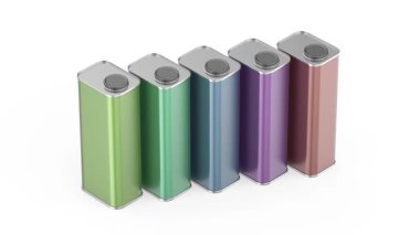 Motor yağı için beş renkli kare teneke kutu ve beyaz arka plandaki diğer sıvılar.