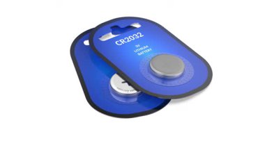 Beyaz arka planda iki paket CR2032 lityum sikke pili.