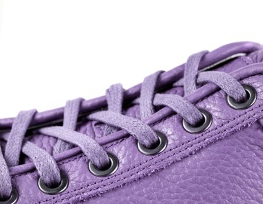 Mor ayakkabı bağcıkları yakın.