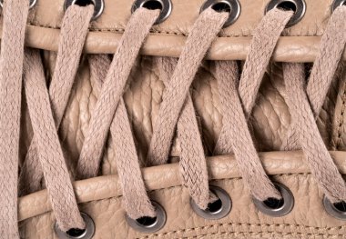 kahverengi ayakkabı bağcıkları yakın.