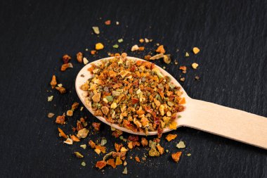 Tahtada baharatlı ahşap kaşık