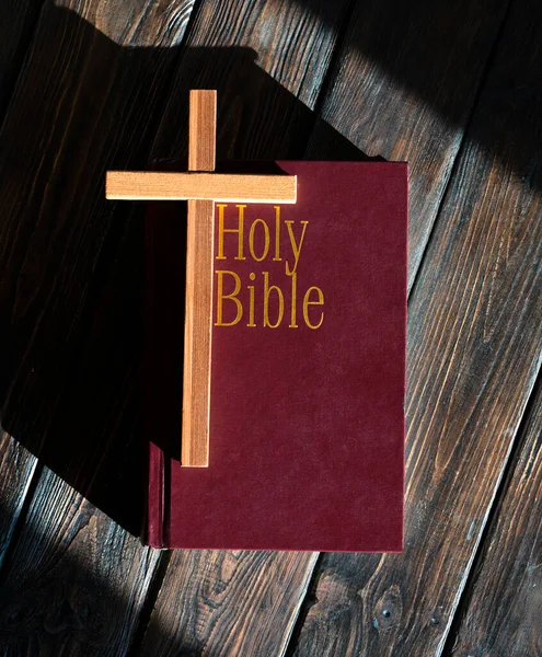 Деревянный Крест Библия Деревянном Фоне — стоковое фото