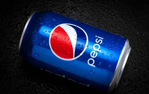 2023 Március Kijev Ukrajna Kék Doboz Pepsi Cola Vízcseppek Elszigetelt — Stock Fotó